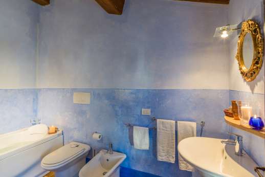 Podere Celli - Ensuite bathroom with Jacuzzi bath
