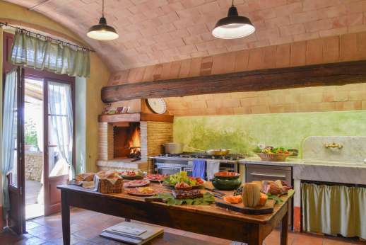 Podere Celli - Extremely well-equipped air conditioned kitchen with a marble sink, double stove, wood oven and a breakfast table.