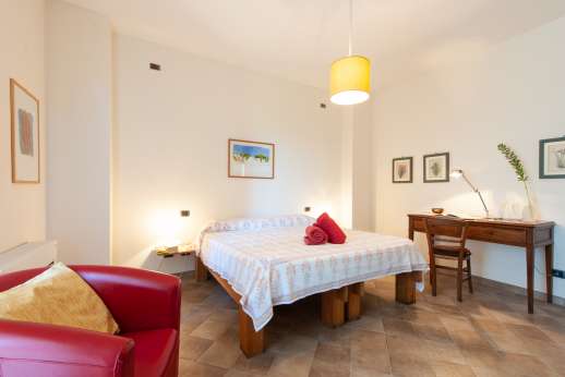Casa del Poggio - Air conditioned master double bedroom with an en suite bathroom.