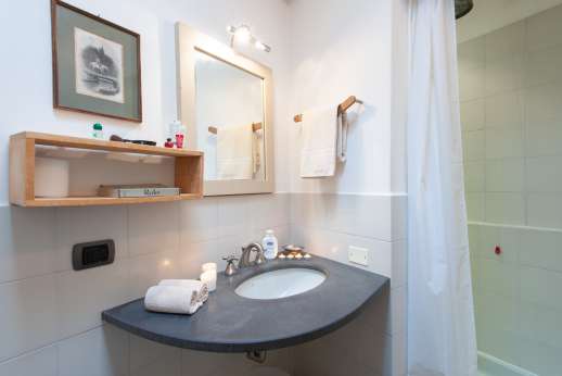 Casa del Poggio - Master bedroom en suite bathroom.