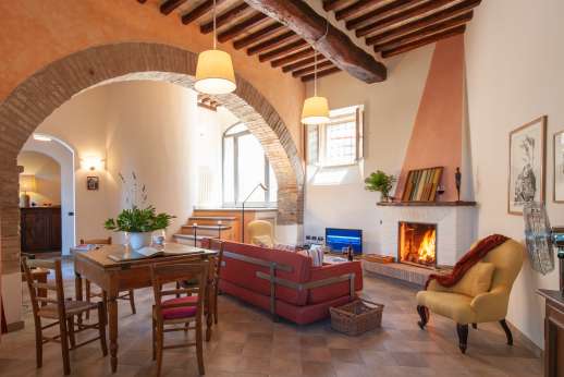 Casa del Poggio - The dining area, doors provides direct access to shops and restaurants through the front garden.