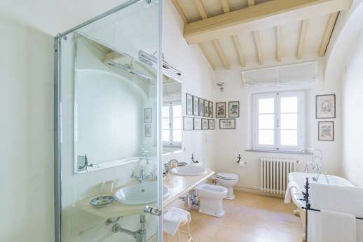 Villa Dasya - Bathroom with bath and separate shower.