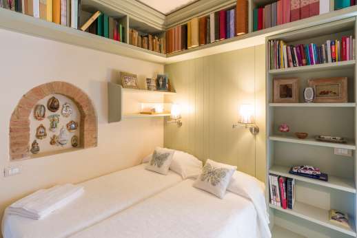 Villa Dasya - First floor, air-conditioned twin bedroom [convertible to double] with an ensuite bathroom with shower.