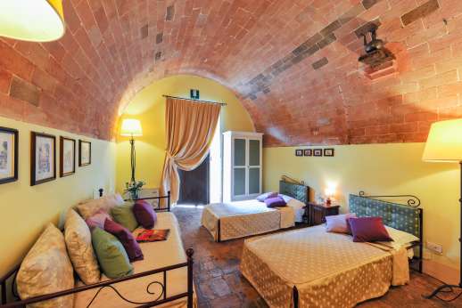 Ocrata Bianca - Ground floor air-conditioned twin bedroom with vaulted ceiling, with access to the courtyard patio