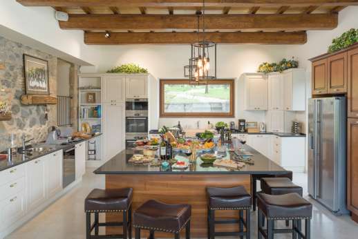 Cipresso Dorato - Large and fully equipped modern kitchen with large central island