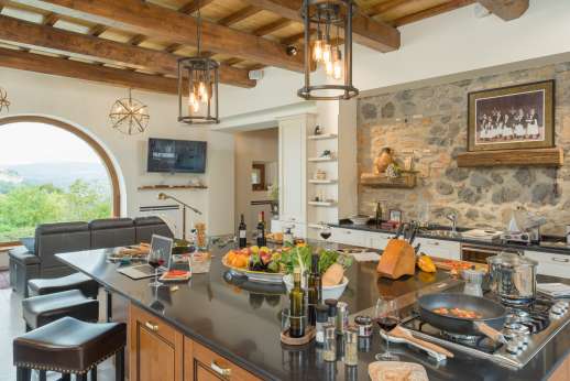 Cipresso Dorato - Huge granite counter-top in the kitchen