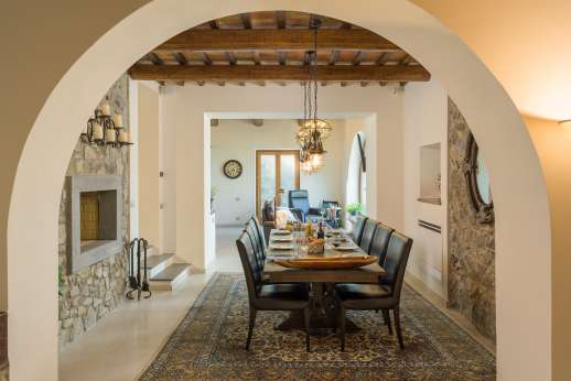 Cipresso Dorato - Dining room with large table for 10 and working fireplace