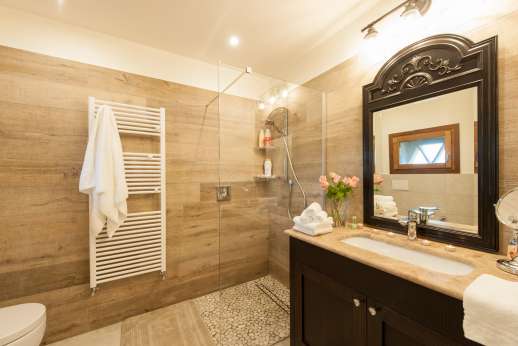 Cipresso Dorato - En-suite bathroom with shower