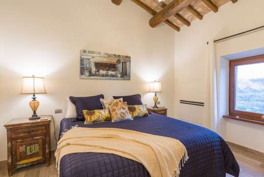 Cipresso Dorato - Air-conditioned twin bedroom with queen size beds with en-suite bathroom with shower