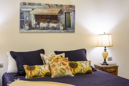 Cipresso Dorato - Luxury air-conditioned bedrooms with king size beds and luxury en suite bathrooms