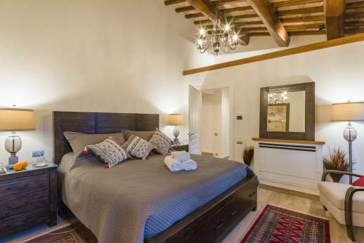 Cipresso Dorato - Air-conditioned double bedroom with an American king size bed and en-suite bathroom with shower