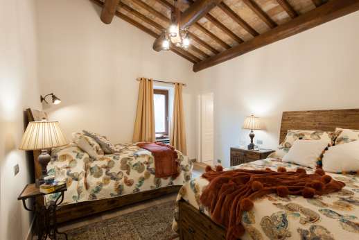 Cipresso Dorato - Air-conditioned twin bedroom with queen size beds with en-suite bathroom with shower