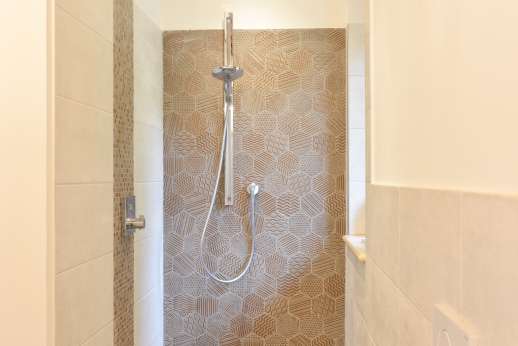 Cipresso Dorato - The shower in the en-suite