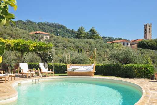 Santa Restola - The private swimming pool is set on a paved terrace