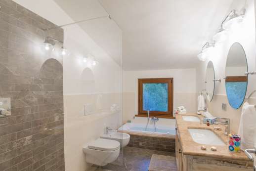 Cipresso Dorato - En-suite bathroom with shower and bath