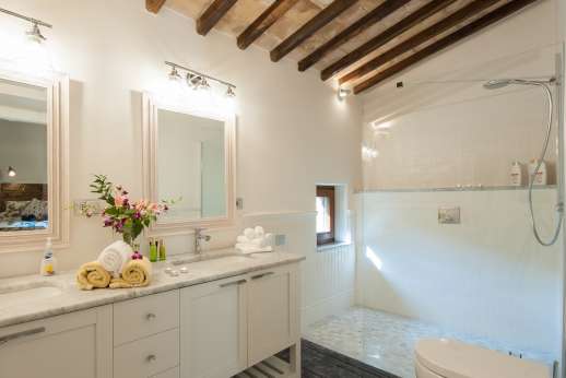 Cipresso Dorato - En-suite bathroom with shower