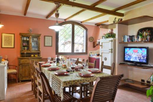Il Chiesino - Open plan dining area leading through to the kitchen.