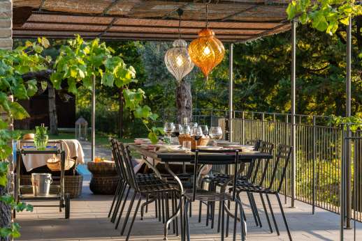 Le Gorgacce - Shaded outside dining by the pool