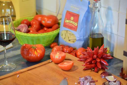 Villa Cignano - Enjoy a plate of pasta with juicy Italian tomatoes and extra virgin olive oil.