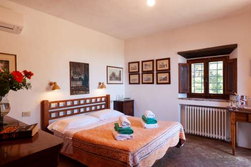 Villa Cignano - The lower ground floor air conditioned bedroom.