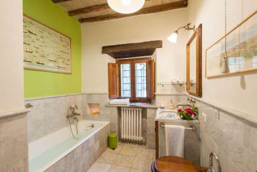 Villa Cignano - Another of the en suite bathrooms.