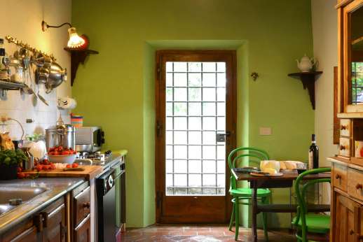 Villa Cignano - The well equipped kitchen.