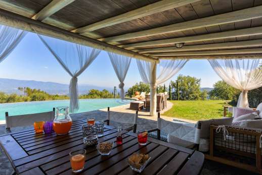 Il Cortile Pratolino - The shaded poolside pergola also furnished for al fresco dining.