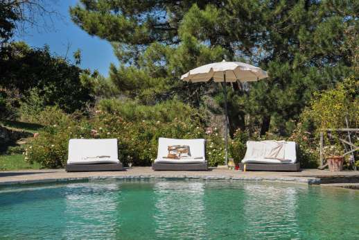 Il Cortile Pratolino - Shaded pergola with seating and dining area by the pool