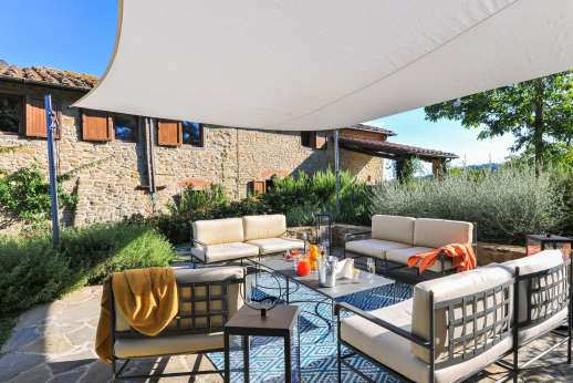 Il Cortile Pratolino - Shaded lounge area is located just outside the kitchen