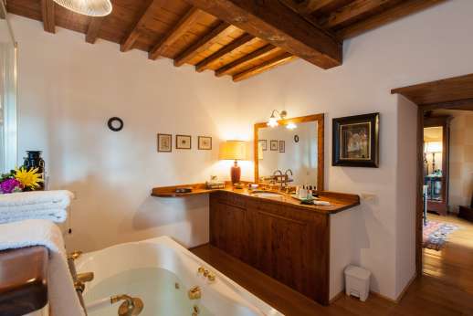 Il Cortile Pratolino -  another view of the en-suite bathroom