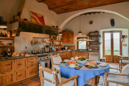 Torre di Hesperides - Large and well-equipped kitchen with a breakfast table.