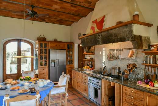 Torre di Hesperides - Breakfast table in the kitchen and access to the garden.