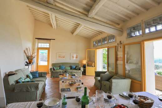 Podere Guicciardini - Dining table in the open plan dining and sitting room.