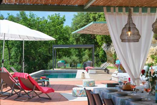 Sul Coccomorlo - The large pool house fitted with a summer kitchen and dining loggia