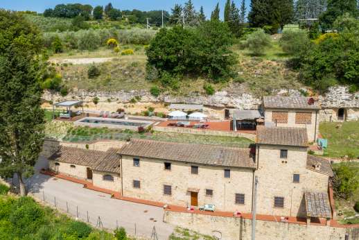 Sul Coccomorlo - The old stone farmhouse is set against a terraced hillside