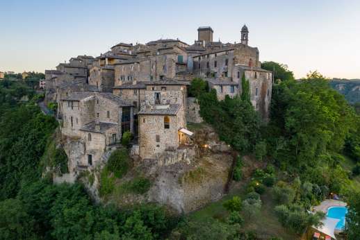 I Ruderi - Civitella d'Agliano perched on a hilltop with I Ruderi and pool at the bottom of the image