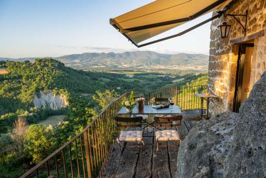 I Ruderi - Ground floor terrace with a splendid view of the valley with table and chairs.