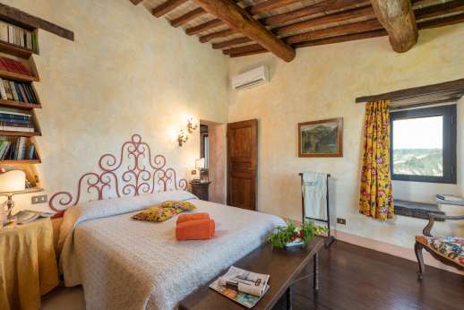 I Ruderi - First floor air-conditioned double bedroom with en suite bathroom with bath.