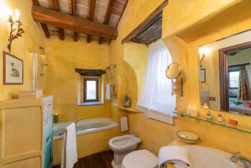 I Ruderi - Another view of the en suite bathroom with bath.