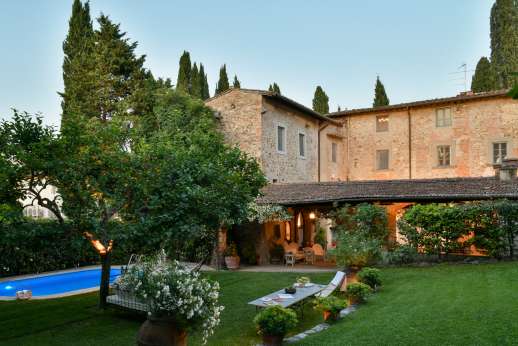 Villa San Martin - A courtyard with dining loggia