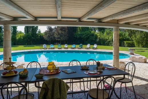 Villa Zambonina - The villa is divided into two self-sufficient wings, one facing a beautiful Italian garden, the other a lovely courtyard.