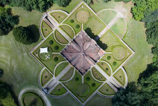 Ca' di Lista - The villa has a perfectly symmetrical square floor plan, with four entrances leading up into the classical gardens and four entrances into the villa.