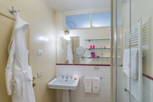 Ca' di Lista - “Camera dei Mesi” bathroom with bath and shower