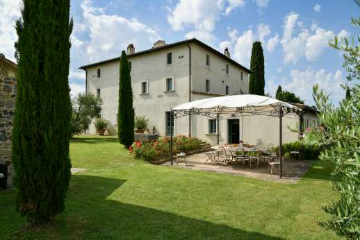 Il Cornello - Ample sun loungers around the pool.