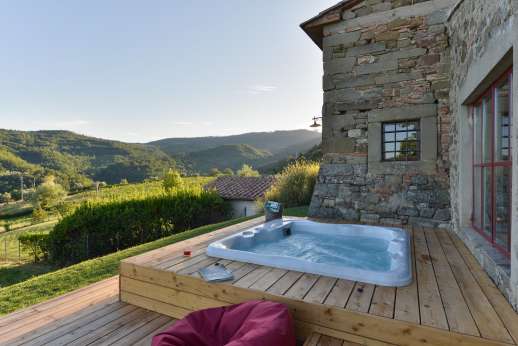 Il Borgo di Petroio - Hot tub for 6 people with stunning views of the valley