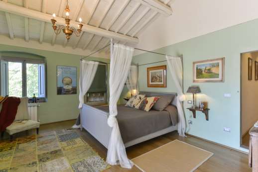 Il Borgo di Petroio - Air-conditioned double bedroom with an en suite bathroom with bath and separate shower.