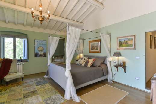 The Estate of Petroio with Staff and Cook - Il Borgo di Petroio air-conditioned double bedroom with an en suite bathroom with bath and separate shower.