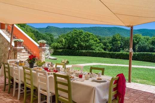 Solomonio - Outside dining for 20