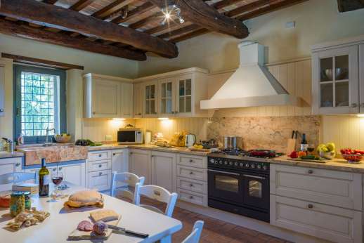 Val Ferrone - Dining table in the kitchen