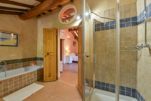 Val Ferrone - The en suite to a twin bedroom.